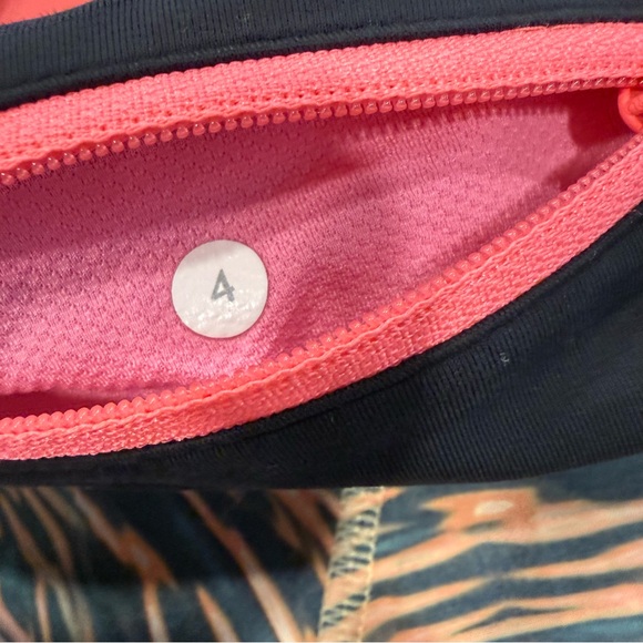 Lululemon Speed Shorts Size 4 Tiger Print Zip Pocket - Picture 4 of 4